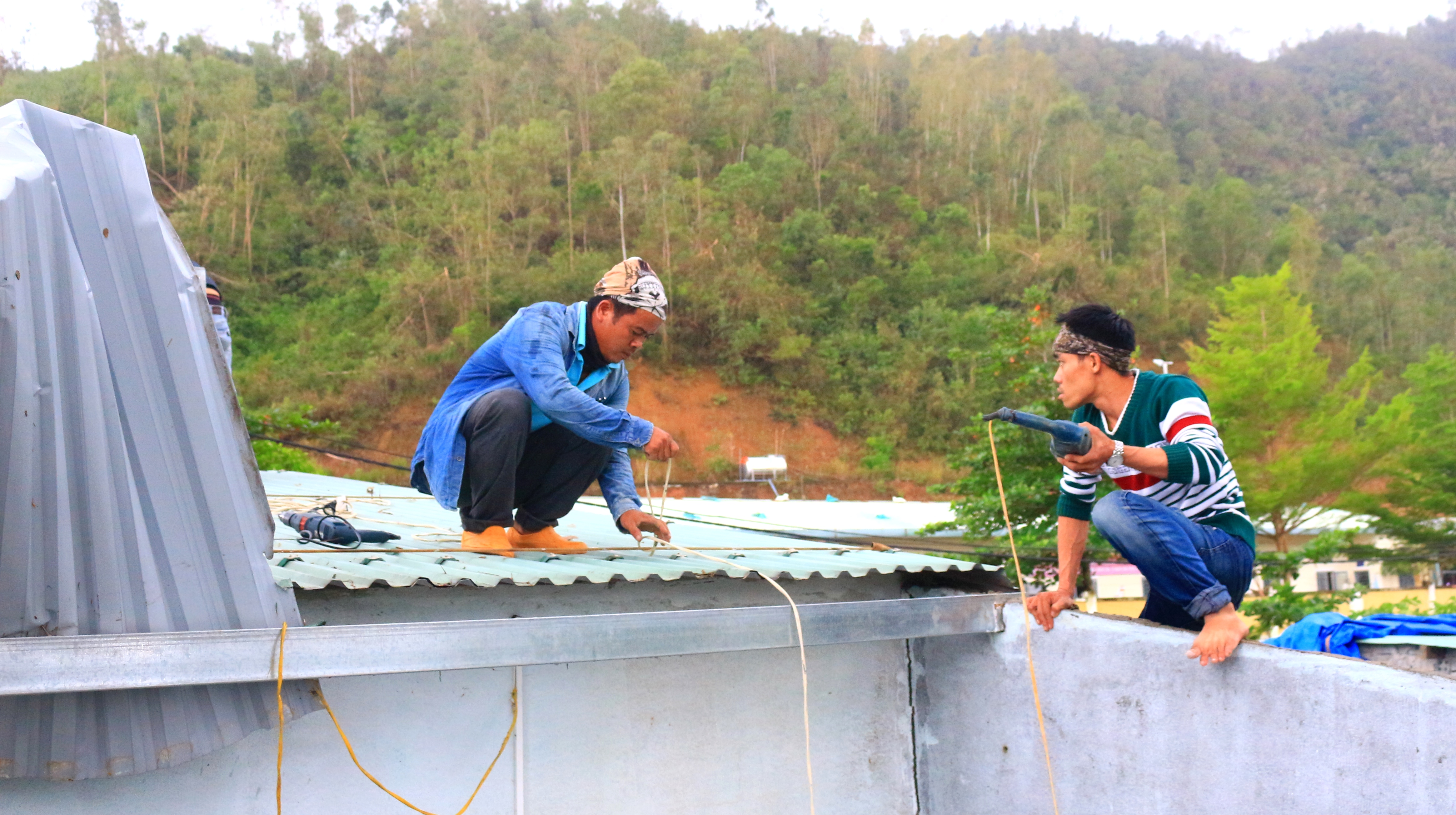 Áo vợ, cơm nhà, lo việc nghĩa
